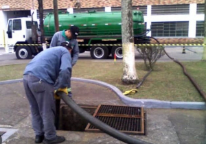 Limpeza de ETEs, caixas de gordura e redes de esgoto com caminhão a vácuo.